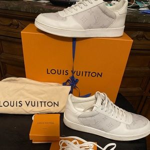 Louis Vuitton mens Authentic sneaker